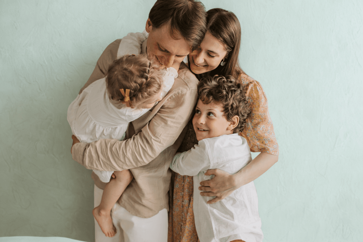 Família feliz abraçada - VitalSaboia cuida da sua família
